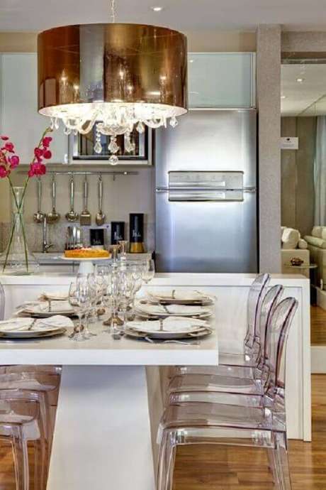 4. Decoração para sala de jantar toda branca com lustre pendente cobre com cristais e cadeiras de acrílico transparente – Foto: Otimizi 4. Decoração para sala de jantar toda branca com lustre pendente cobre com cristais e cadeiras de acrílico transparente – Foto: Otimizi