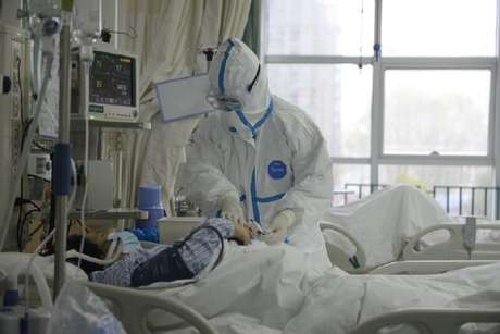 Membro da equipe médica do hospital central de Wuhan cuida de paciente 23/01/2020 Hospital Central de Wuhan Via WEIBO/ via REUTERS   Medical staff attending to a patient at the The Central Hospital Of Wuhan. China put millions of people on lockdown in two cities at the epicentre of a coronavirus outbreak as authorities around the world worked to prevent a global pandemic. Wuhan, a city of 11 million people, is on lockdown, with urban transport shut and outgoing flights suspended.        THE CENTRAL HOSPITAL OF WUHAN VIA WEIBO/via REUTERS