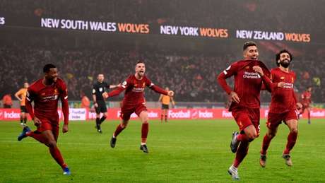 Firmino comemora com os companheiros: foi o décimo gol do atacante na temporada (Foto: OLI SCARFF / AFP) Firmino comemora com os companheiros: foi o décimo gol do atacante na temporada (Foto: OLI SCARFF / AFP)