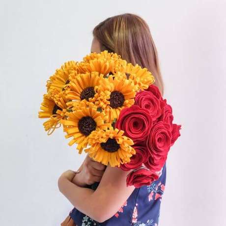 23. Buquê de flores de feltro com girassol e rosas – Foto: Common Room 23. Buquê de flores de feltro com girassol e rosas – Foto: Common Room