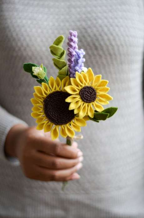 46. Flor de feltro girassol – Foto: Etsy 46. Flor de feltro girassol – Foto: Etsy