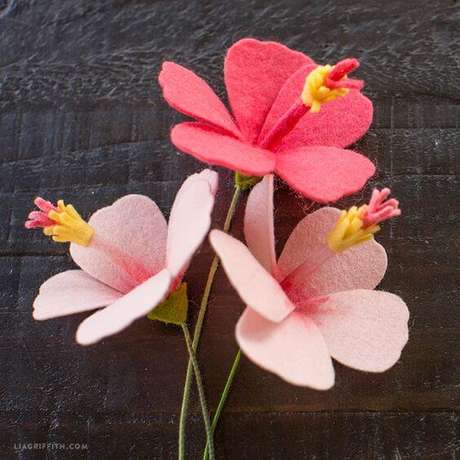 47. Flor de hibisco feita de feltro – Foto: Feltro Fácil 47. Flor de hibisco feita de feltro – Foto: Feltro Fácil
