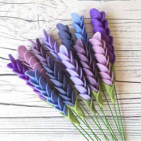 48. Lavanda de feltro com lavanda – Foto: The Handmade Florist 48. Lavanda de feltro com lavanda – Foto: The Handmade Florist