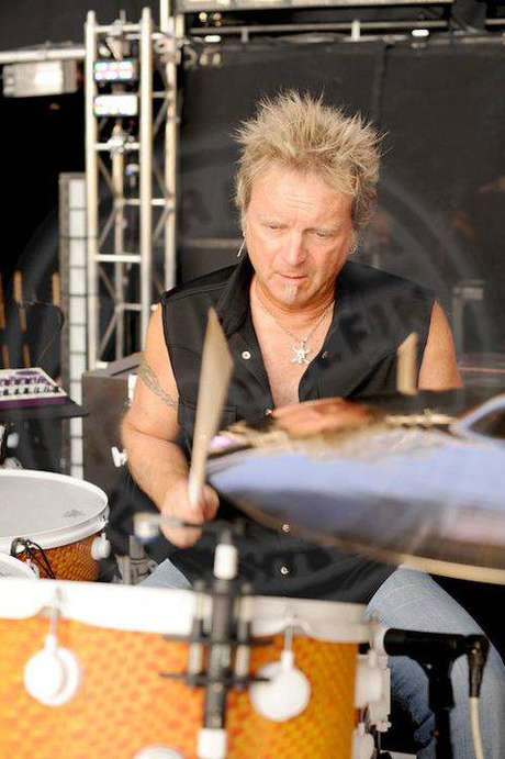 O baterista Joey Kramer toca no Aerosmith desde 1970. O baterista Joey Kramer toca no Aerosmith desde 1970.