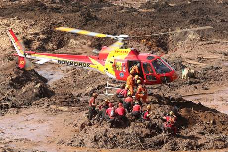Helicóptero do Corpo de Bombeiros e agentes da defesa civil trabalham no resgate dos corpos das vitimas encontrados em um ônibus de funcionários da VALE 