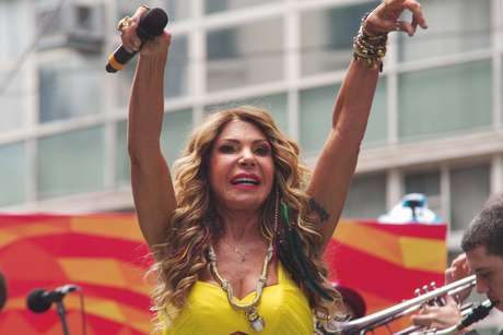 A cantora Elba Ramalho se apresenta para o público na abertura do Grande Cortejo Modernista, que circula pelas ruas do centro de São Paulo (SP), na tarde deste sábado (25), em comemoração ao aniversário de 466 anos da cidade A cantora Elba Ramalho se apresenta para o público na abertura do Grande Cortejo Modernista, que circula pelas ruas do centro de São Paulo (SP), na tarde deste sábado (25), em comemoração ao aniversário de 466 anos da cidade