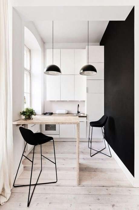 46. Banquetas modernas para cozinha pequena planejada branca e preta com bancada de madeira – Foto: Architizer 46. Banquetas modernas para cozinha pequena planejada branca e preta com bancada de madeira – Foto: Architizer