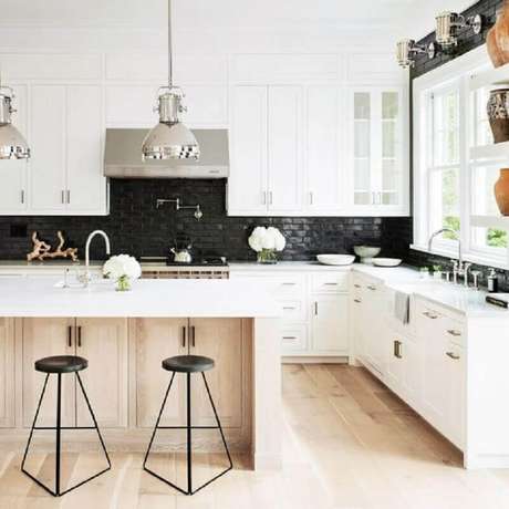 48. Banquetas modernas para cozinha com design minimalista – Foto: Greta de Parry 48. Banquetas modernas para cozinha com design minimalista – Foto: Greta de Parry