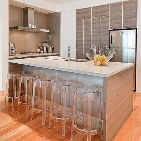 58. Decoração clean para cozinha com banquetas modernas de acrílico transparente – Foto: Dicas Decor 58. Decoração clean para cozinha com banquetas modernas de acrílico transparente – Foto: Dicas Decor