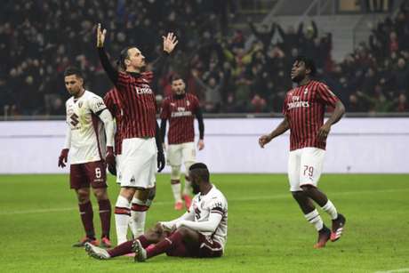 Ibra, com sua marra peculiar, comemora seu gol: foi o segundo desde sua volta ao Milan (Foto: MIGUEL MEDINA / AFP) Ibra, com sua marra peculiar, comemora seu gol: foi o segundo desde sua volta ao Milan (Foto: MIGUEL MEDINA / AFP)