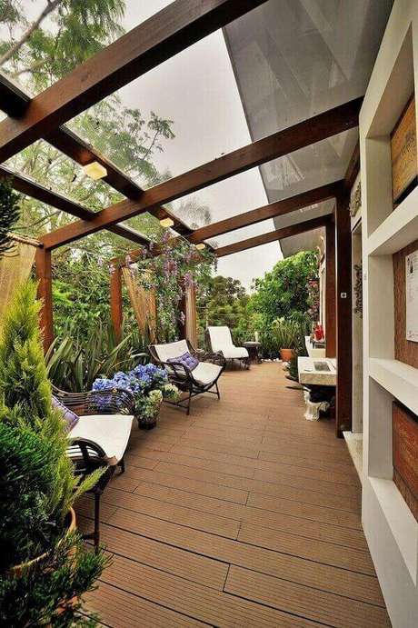 11. A cobertura de vidro integra a varanda com a natureza – Fonte: Casa e Festa 11. A cobertura de vidro integra a varanda com a natureza – Fonte: Casa e Festa