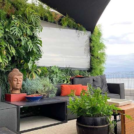 12. Área externa moderna decorada com almofadas na cor terracota – Foto: Carmen Mouro Arquitetura 12. Área externa moderna decorada com almofadas na cor terracota – Foto: Carmen Mouro Arquitetura