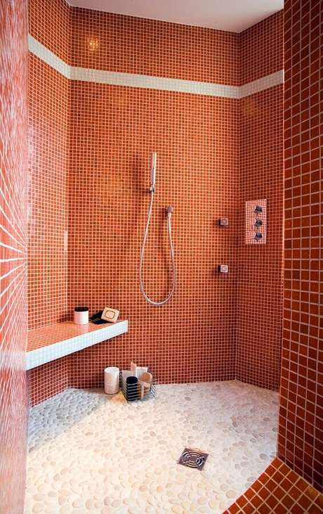 9. Banheiro decorado com pastilhas na cor terracota – Foto: Maison & Travaux 9. Banheiro decorado com pastilhas na cor terracota – Foto: Maison & Travaux