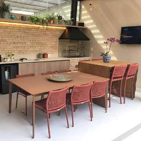 14. Varanda gourmet com churrasqueira decorada com parede de tijolinho e cadeiras cor terracota – Foto: Webcomunica 14. Varanda gourmet com churrasqueira decorada com parede de tijolinho e cadeiras cor terracota – Foto: Webcomunica