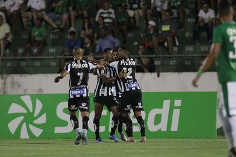 Santistas comemoram primeiro gol sobre o Guarani.