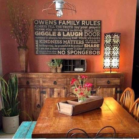 18. Cor de tinta terracota para ambiente rústico decorado com móveis de madeira – Foto: Jeito de Casa 18. Cor de tinta terracota para ambiente rústico decorado com móveis de madeira – Foto: Jeito de Casa