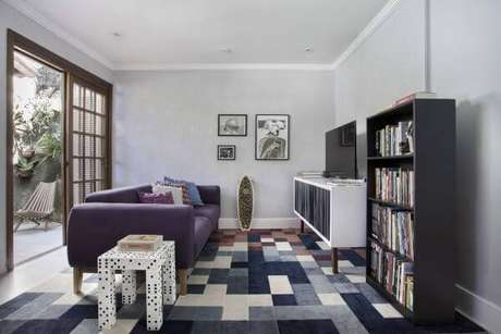 2. Decoração de sala de estar com parede cinza e quadros – Projeto por: Mariana Martini