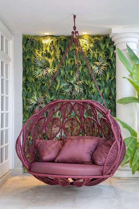 41. Paredes decoradas com jardim vertical com cadeira giratória fixa no teto – Via: Revista VD