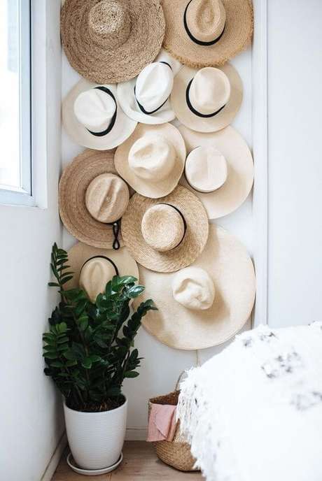 65. Paredes decoradas com chapéu – Foto: Casa Vogue