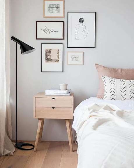 80. Paredes decoradas com quadros minimalistas e tinta off white – Via: Mooie Light