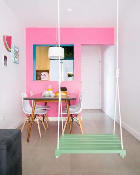 82. Parede pink para sala de estar colorida com balanço – Via: Tua Casa