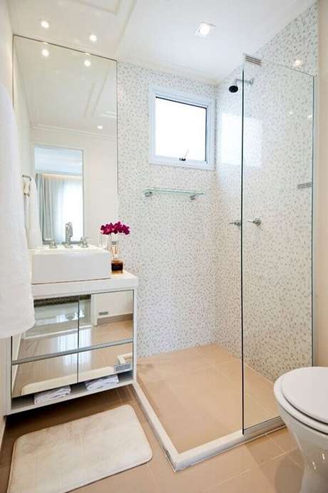 33. Decoração clean com pia para banheiro pequeno com armário espelhado – Foto: Ideas Perfectas 33. Decoração clean com pia para banheiro pequeno com armário espelhado – Foto: Ideas Perfectas