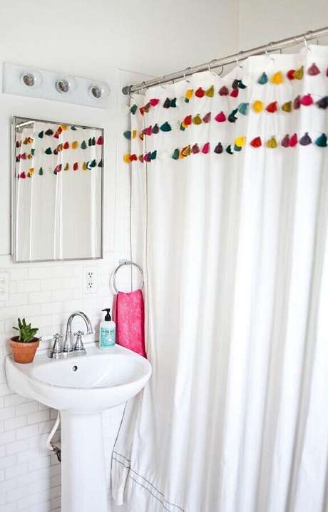 45. Decoração simples com pia pequena para banheiro – Foto: A Beautiful Mess 45. Decoração simples com pia pequena para banheiro – Foto: A Beautiful Mess