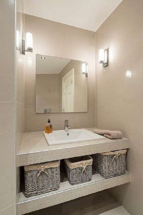 49. Pia para banheiro pequeno decorado em cores neutras – Foto: Tudo Construção 49. Pia para banheiro pequeno decorado em cores neutras – Foto: Tudo Construção
