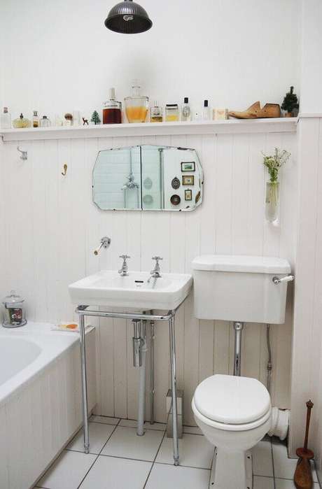 53. Decoração simples com pia para banheiro pequeno – Foto: Apartment Therapy 53. Decoração simples com pia para banheiro pequeno – Foto: Apartment Therapy