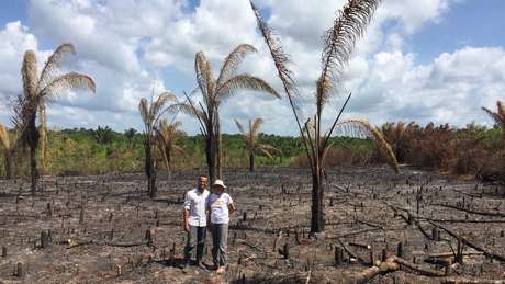 Pesquisadores Fernando e Socorro em área próxima à floresta secundária que havia sido desmatada e queimada para liberar área para plantio