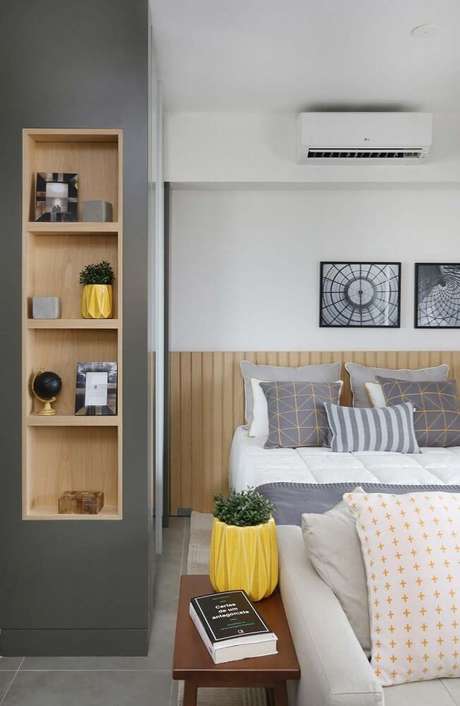 42. Decoração de quarto de casal em tons de cinza e branco, com cabeceira de madeira 42. Decoração de quarto de casal em tons de cinza e branco, com cabeceira de madeira