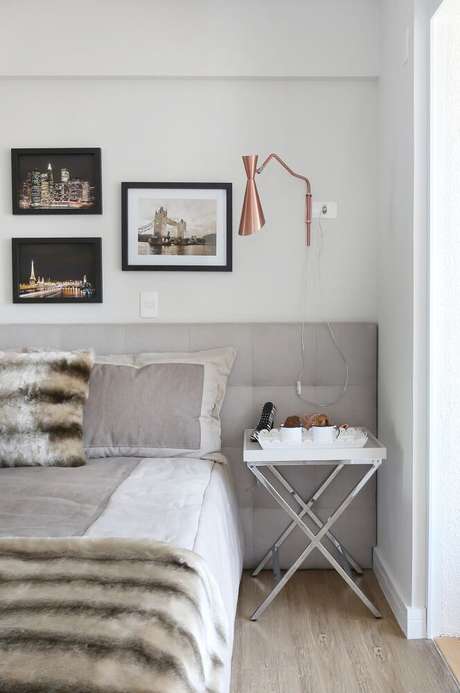 34. Decoração de quarto minimalista com luminária cobre e cabeceira cinza 34. Decoração de quarto minimalista com luminária cobre e cabeceira cinza