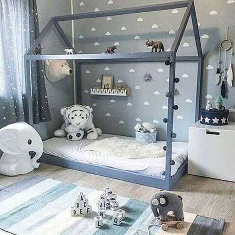 28. Decoração linda de quarto tumblr de menino com cama montessoriana e papel de parede de nuvens 28. Decoração linda de quarto tumblr de menino com cama montessoriana e papel de parede de nuvens