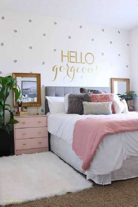 16. Decoração para quarto feminino decorado com papel de parede delicado e criado mudo rosa – Foto: Home Design Ideas 16. Decoração para quarto feminino decorado com papel de parede delicado e criado mudo rosa – Foto: Home Design Ideas