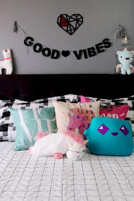 4. Frases na decoração do quarto clean com muitas almofadas deixa o ambiente mais divertido – Foto: Pinterest 4. Frases na decoração do quarto clean com muitas almofadas deixa o ambiente mais divertido – Foto: Pinterest
