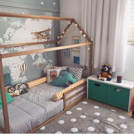 35. Modelo de quarto infantil montessoriano neutro em tons de cinza e mapa na parede 35. Modelo de quarto infantil montessoriano neutro em tons de cinza e mapa na parede