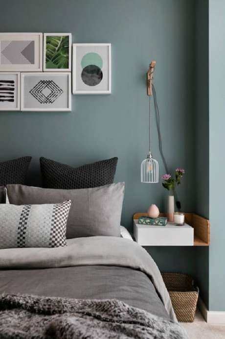 47. Modelo de quarto tumblr com tons de cinza, quadros na cabeceira e luminária minimalista 47. Modelo de quarto tumblr com tons de cinza, quadros na cabeceira e luminária minimalista
