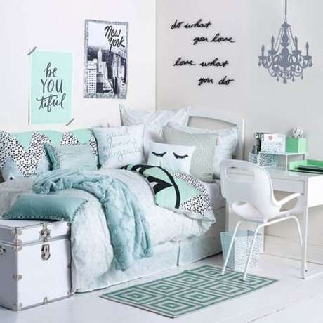 32. Modelo de quarto tumblr lindo em tons de branco e verde água com adesivos e tipografia na parede 32. Modelo de quarto tumblr lindo em tons de branco e verde água com adesivos e tipografia na parede