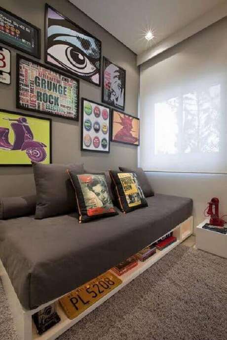39. Decoração para quarto jovem e moderno com vários quadros divertidos em parede cinza – Foto: Alessandra Kaetsu 39. Decoração para quarto jovem e moderno com vários quadros divertidos em parede cinza – Foto: Alessandra Kaetsu