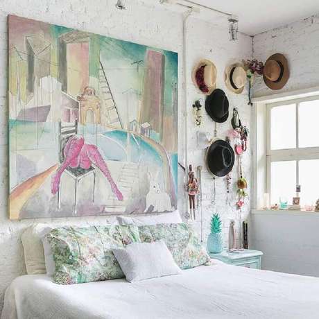 66. Quarto tumblr simples decorado com chapéus em parede de tijolinho branco – Foto: Histórias de Casa 66. Quarto tumblr simples decorado com chapéus em parede de tijolinho branco – Foto: Histórias de Casa