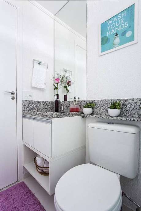 15. Decoração simples com bancada de granito para banheiro pequeno planejado – Foto: Luciane Mota 15. Decoração simples com bancada de granito para banheiro pequeno planejado – Foto: Luciane Mota