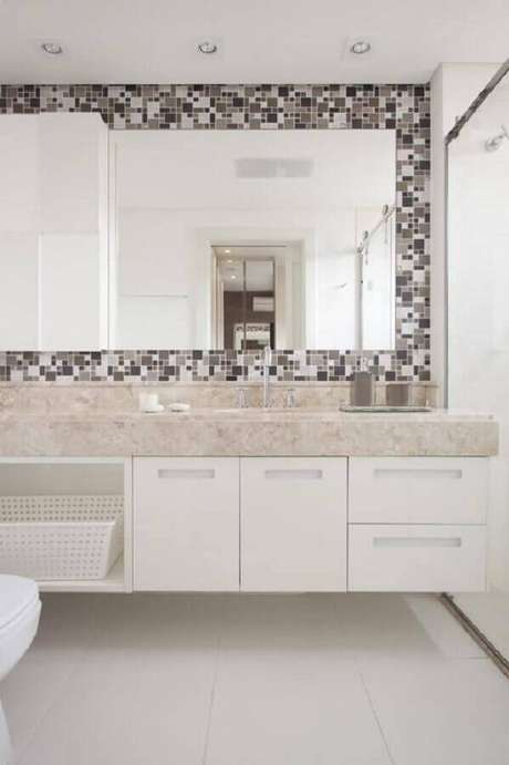 16. Banheiro pequeno planejado decorado com pastilhas ao redor de espelho – Foto: Sartori Design 16. Banheiro pequeno planejado decorado com pastilhas ao redor de espelho – Foto: Sartori Design