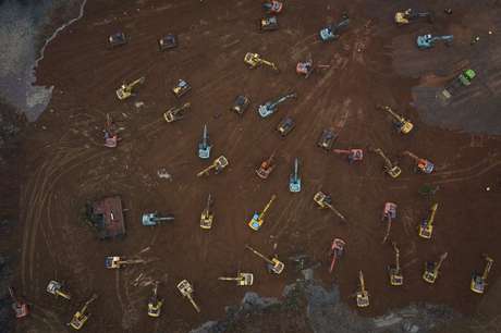 Vista aérea de guindastes e escavadeiras durante a construção do Hospital Huoshenshan