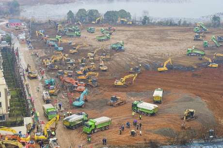 Vista aérea de guindastes e escavadeiras durante a construção do Hospital Huoshenshan