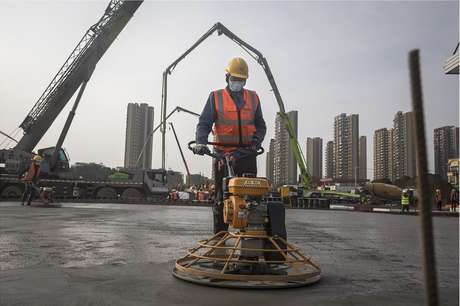 Operário trabalha no canteiro de obras do Hospital Huoshenshan