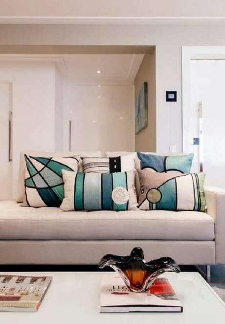 54. Modelos de almofadas estampadas para sofá em sala decorada em cores neutras – Foto: Otimizi