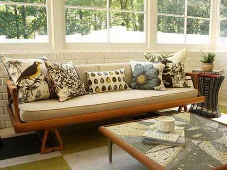 44. Modelo de almofadas estampadas para sofá