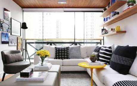 55. Almofadas para sofás branco de canto em sala moderna – Foto: Now Arquitetura