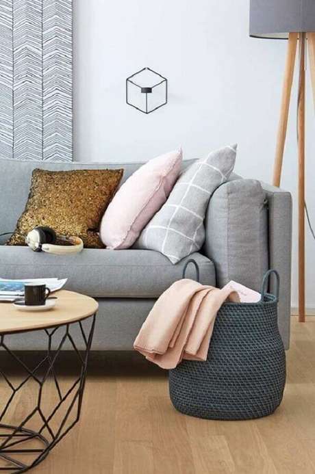 58. Almofadas diferentes para decoração de sofá cinza – Foto: Pinterest