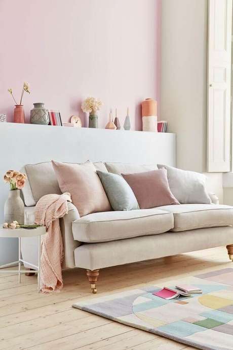 28. Decoração de sala delicada com almofadas para sofá.